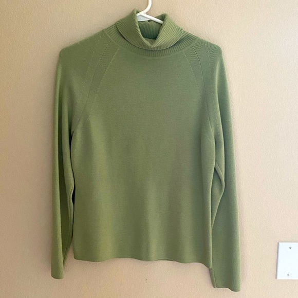 ⬇️LAST CHANCE⬇️ Loft L Light Green Turtleneck Sweater EUC - Picture 1 of 3
